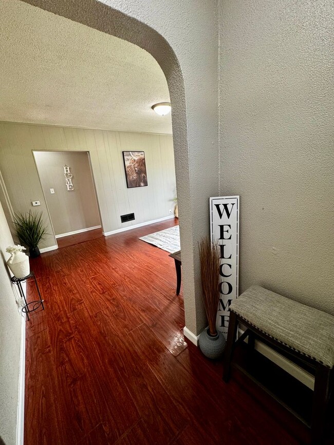 Building Photo - 3 bed, 1 bath home for rent in Waterloo