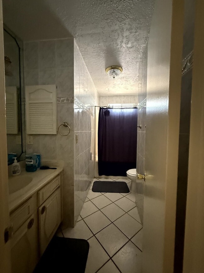 Building Photo - "Charming 4-Bed Oasis with 2  Baths in El ...