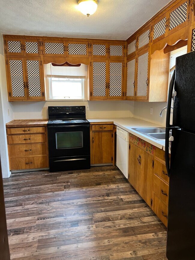 Building Photo - 3 bedroom/1 bath house