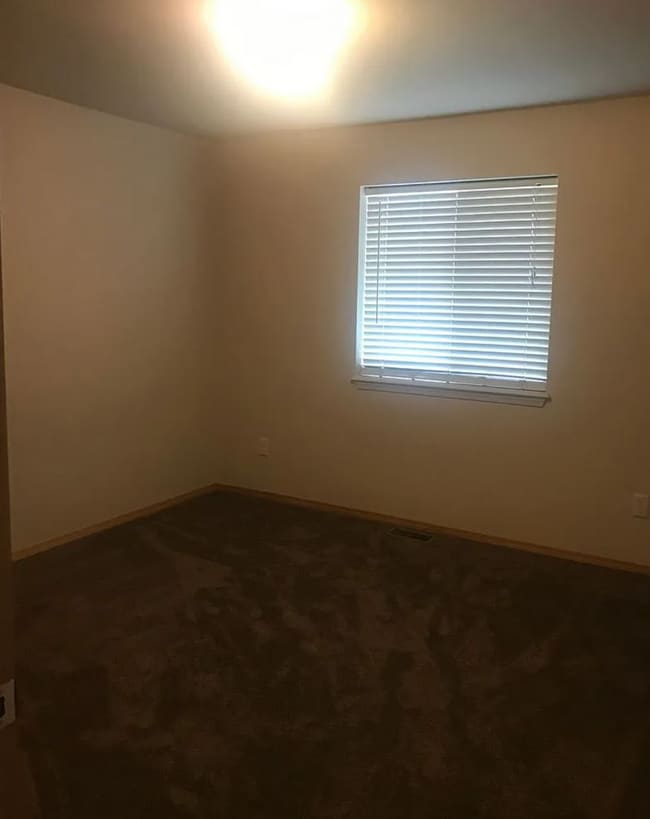 Building Photo - 521 Green Tree Dr