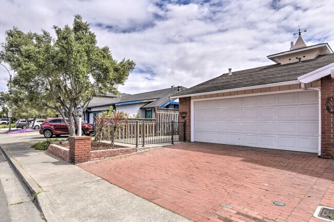 Building Photo - 2606 Bayview Dr