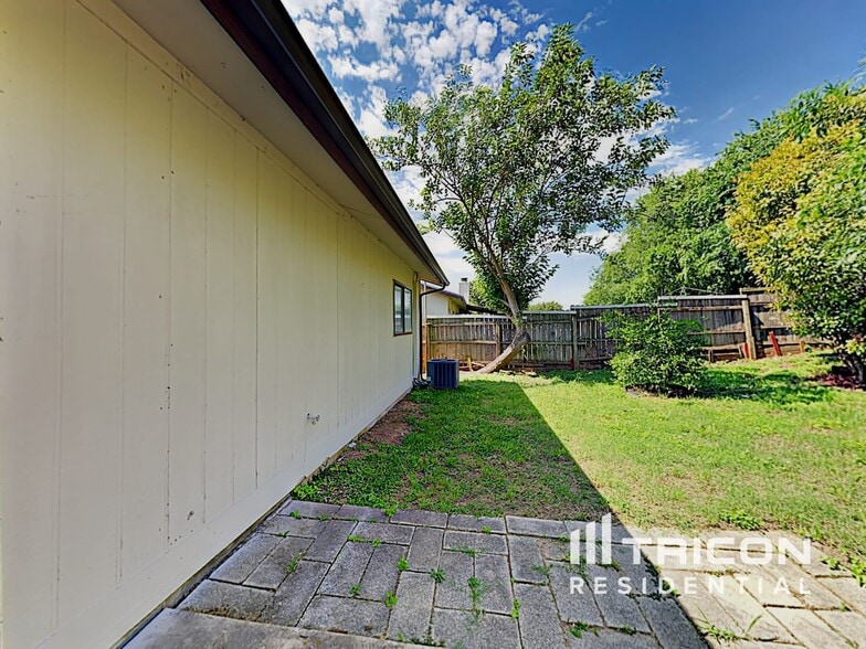 Building Photo - 827 Thornedike Dr