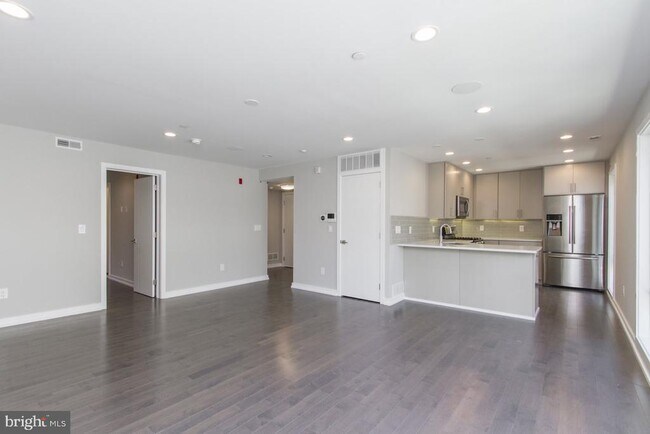 Building Photo - 712 S Sartain St
