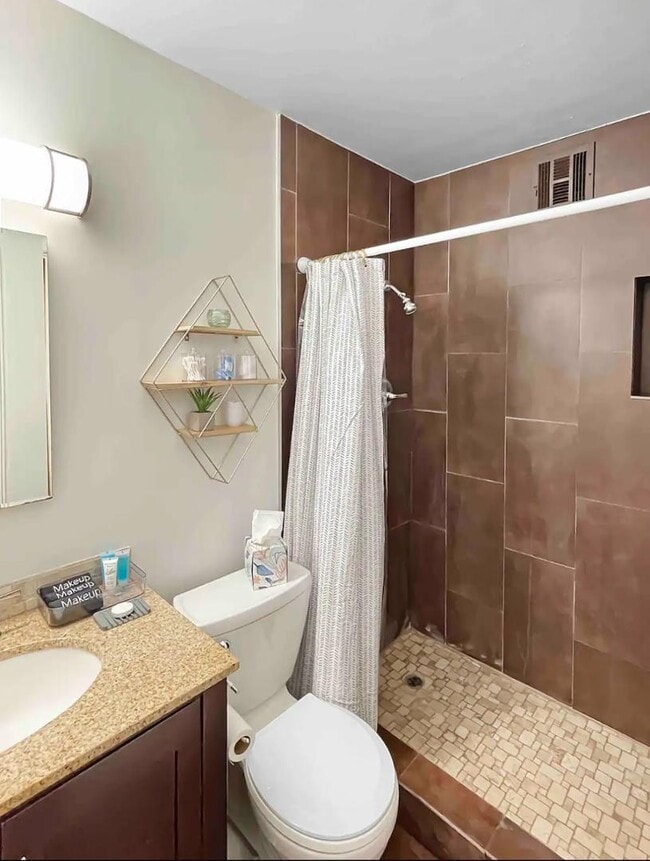 Building Photo - 6558 E 2nd St