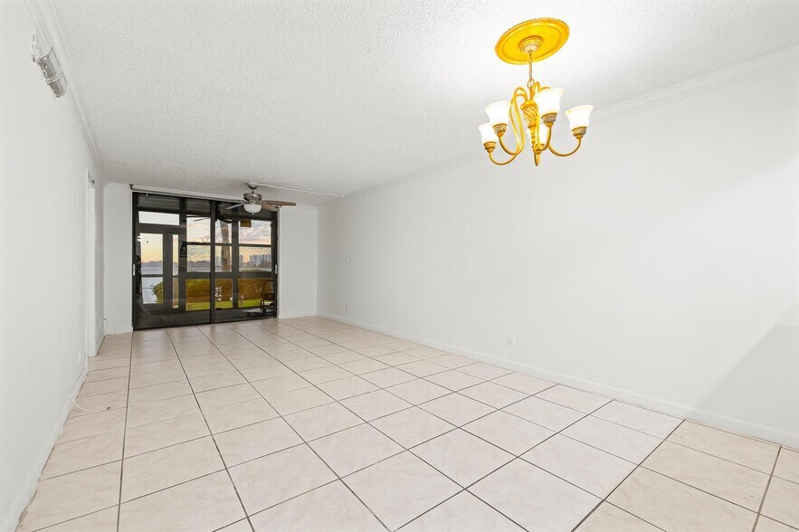 Building Photo - 110 Lake Emerald Dr