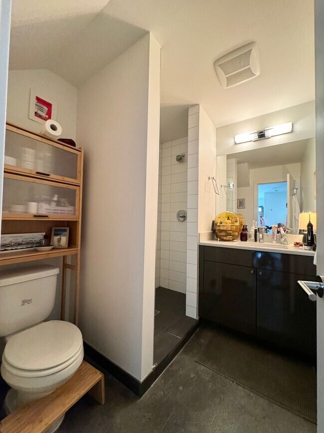 Building Photo - Ballard Townhome