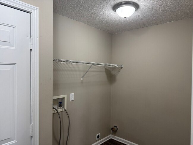 Building Photo - $1425/18 month lease or $1450/12 month lease.