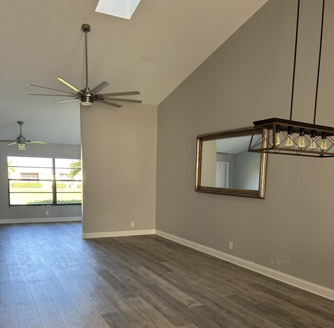 Building Photo - 7716 SE Sugar Sand Cir