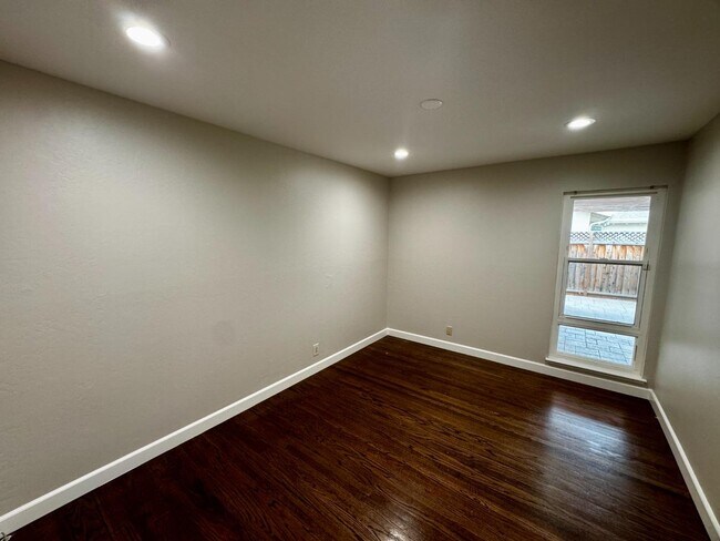 Building Photo - 1405 Antonio Ln