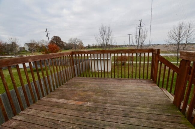 Building Photo - Lovely Altoona Split-Foyer