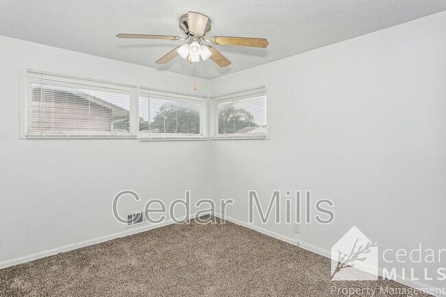 Building Photo - 1422 Cloverdale Dr