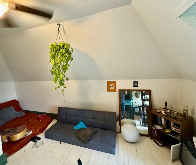 Building Photo - Newly renovated spacious 4 bedroom home in...