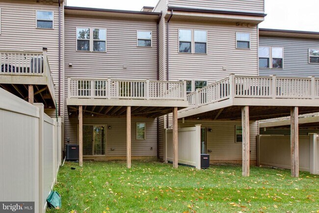 Building Photo - 3004 Cornfield Ave