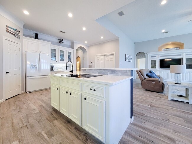 Building Photo - Beautifully designed waterfront property w...