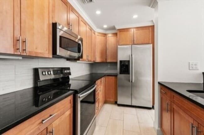 Building Photo - NEWTON 2 bed 2 bath - 9/1