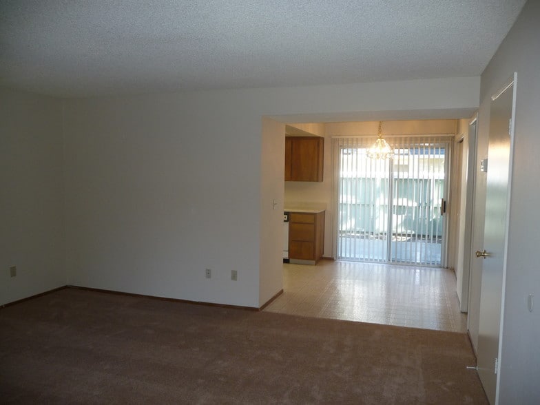 Living room to patio - Pacific Heights Townhouse Apartments