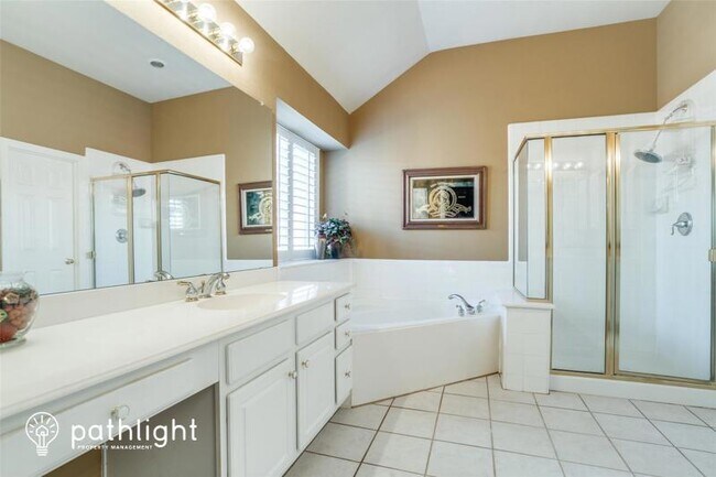 Building Photo - 2885 Ridgedale Dr