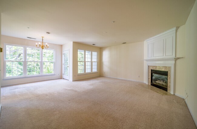 Building Photo - 2-level condo, conveniently located