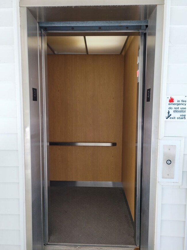 Building Photo - Welcome to our stunning 3-bedroom, 2-bathroom condo located in the beautiful city of Wilmington, NC.