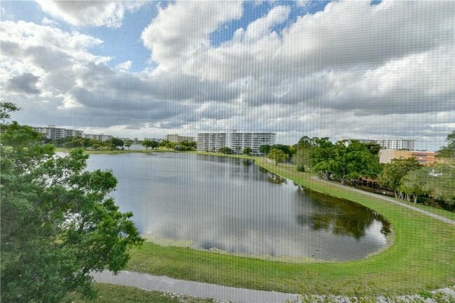 Building Photo - 2751 N Palm Aire Dr