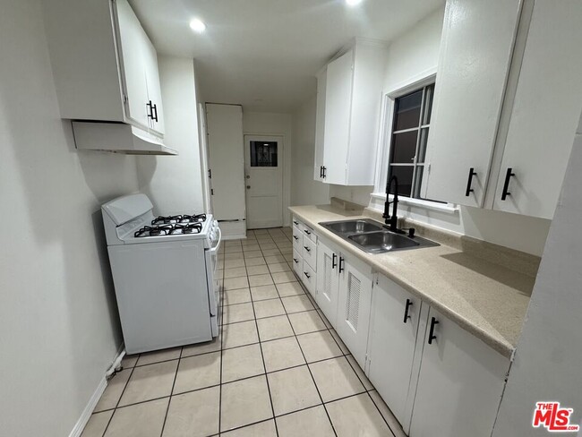 Building Photo - 6207 Crenshaw Blvd