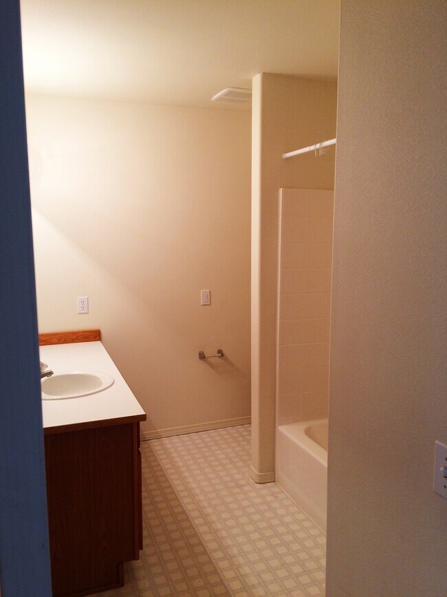 Building Photo - 2305 W Woodin Ave