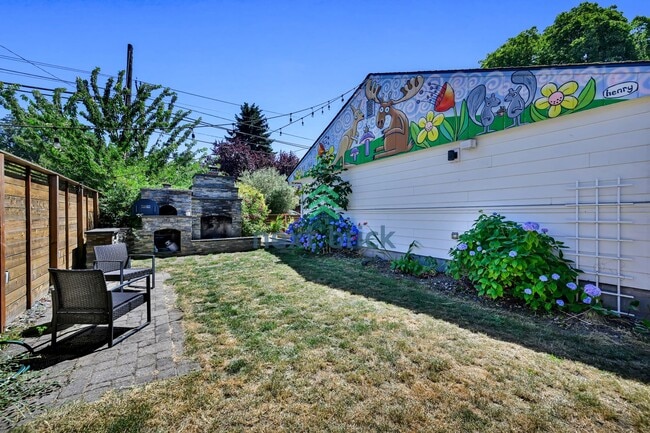 Building Photo - A beautiful 3 bedrooms and 2 bathrooms house