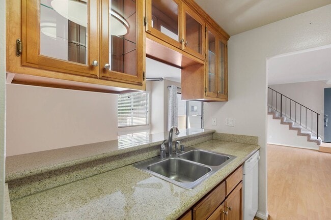Building Photo - Excellent 1 Br 1Ba with Den in a Well Kept...
