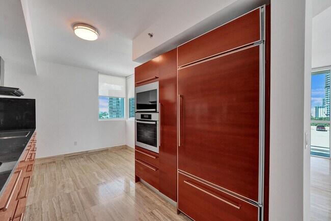 Building Photo - 101 S Fort Lauderdale Beach Blvd