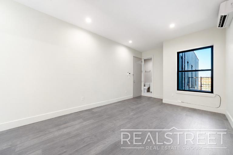 Building Photo - New Modern 2 Bed w Full Amenities + Dishwasher/Laundry/Garden