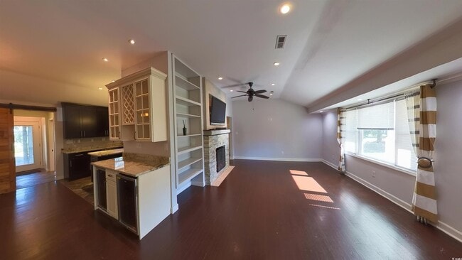 Building Photo - 710 Yucca Ave