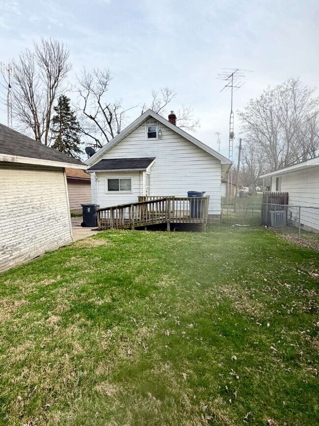 Building Photo - 3 Bedroom with a bonus room, 1 Bath Available!