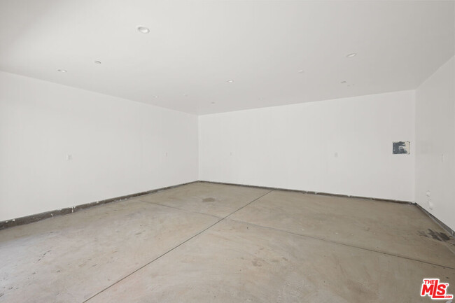 Building Photo - 11004 Hortense St