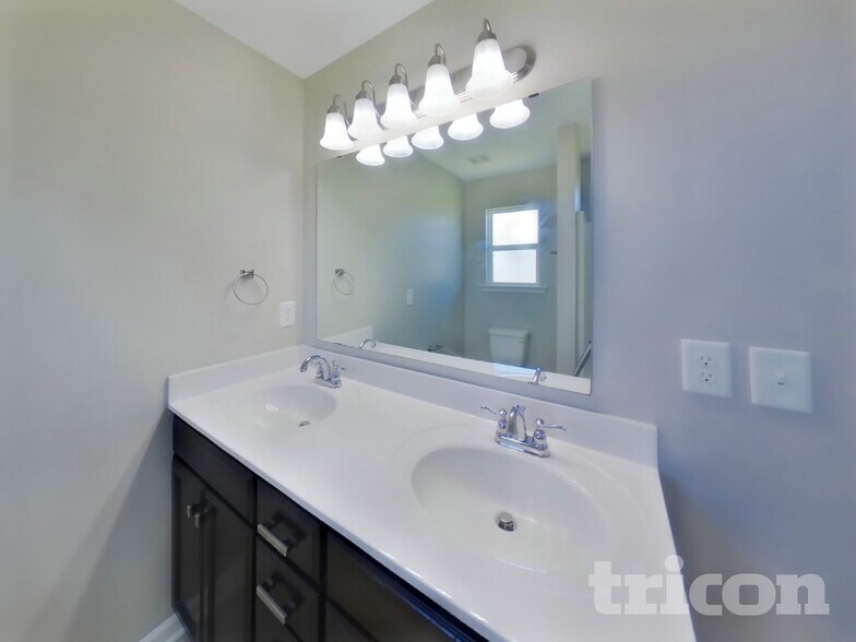 Building Photo - 323 Stratford Park Blvd