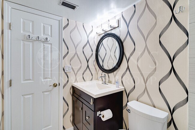 Building Photo - 2 bedrooms, 1 bath Condo located near the World's Most Famous Beach