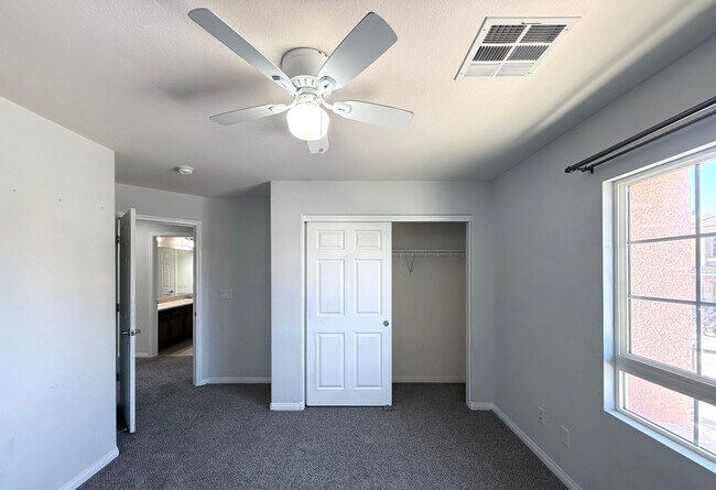 Building Photo - Great 5 bedroom home with RV Parking! Loca...