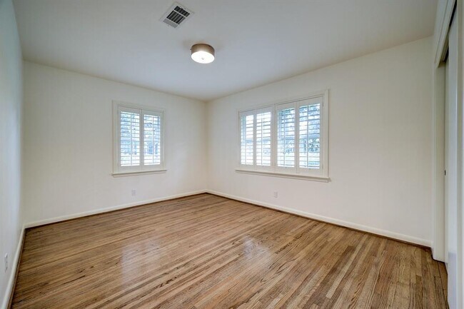 Building Photo - 722 Camelot Ln