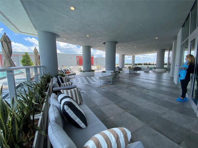 Building Photo - 2000 Metropica Wy