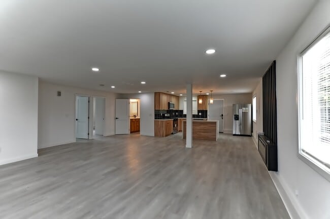 Building Photo - Everett Duplex