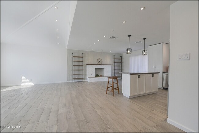 Building Photo - 8617 Darlina Dr