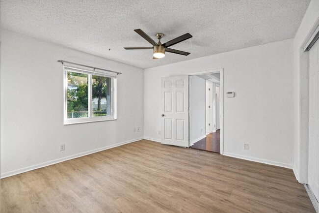Building Photo - Comfortable Oakland Park Living - 3BR with Outdoor Space