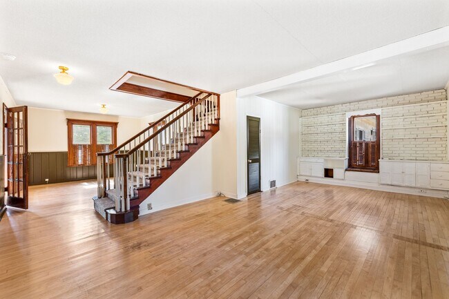 Building Photo - Charming 3 Bedroom, 2 Bath Home with Abund...