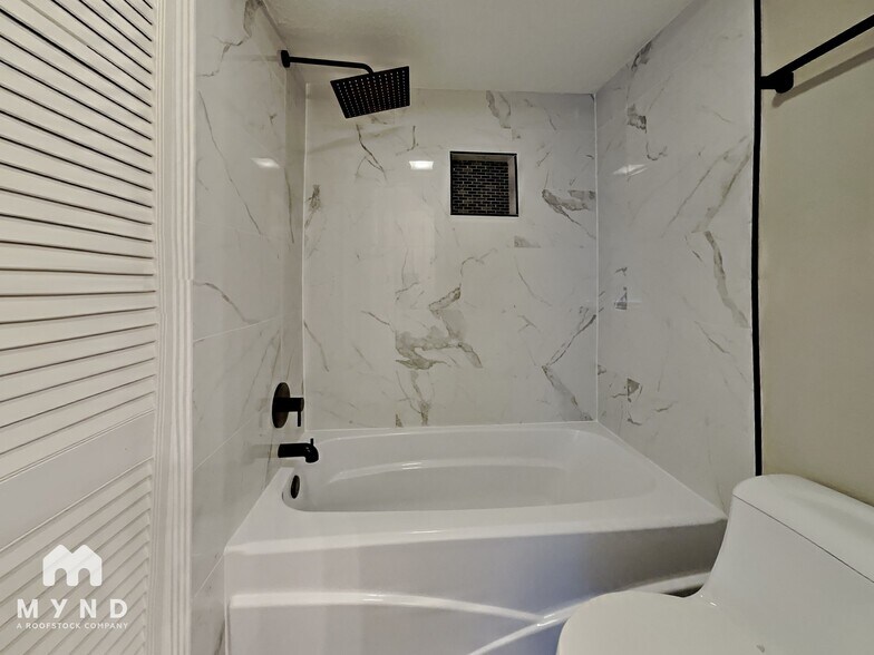 Building Photo - 2052 Lakeside Dr