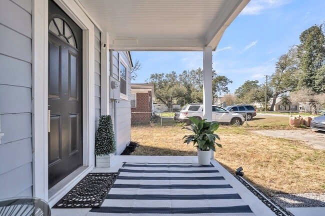 Building Photo - Charming Cottage with Modern Upgrades in Hanahan