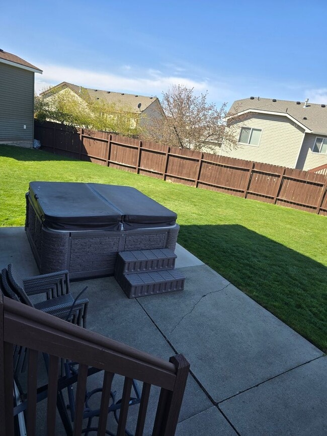 Building Photo - Beautiful 5 bedroom 2.5 bath home with 3 car garage and an additional Custom Shop in Post Falls!