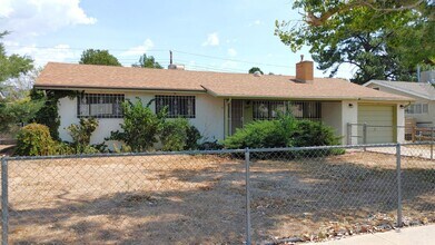 Building Photo - Centrally Located 3 Bedroom 1 Bathroom In ...