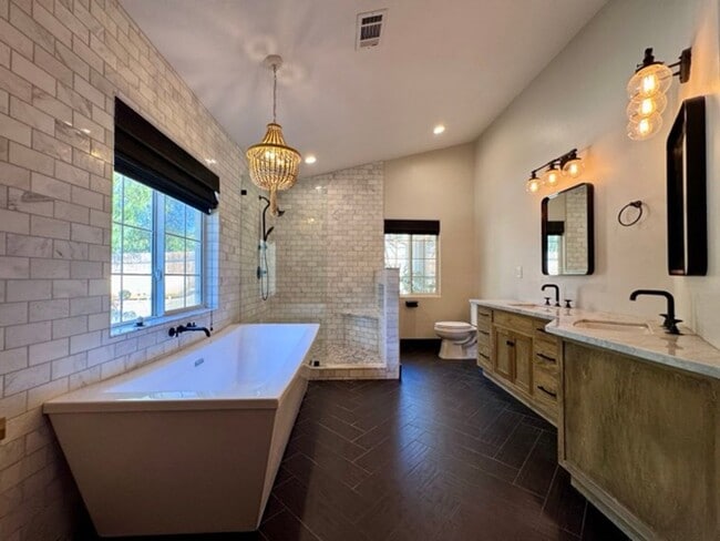 Building Photo - Move in Special! Move in by November 1st a...