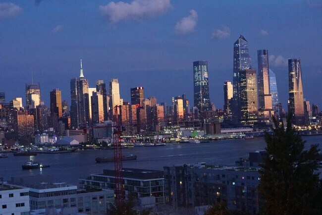 Night Views - 955 Boulevard E