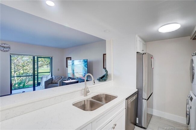 Building Photo - 331 Golfview Cir