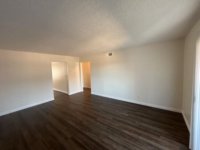Building Photo - 2 bedroom 2 bathroom second level unit centrally located in the El Sol del Pueblo community.